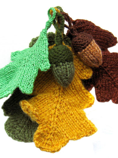 photo of knitted oak and acorn keyring